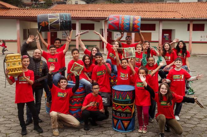 Alunos criam instrumentos com recicláveis e orquestra faz sucesso em Tubarão